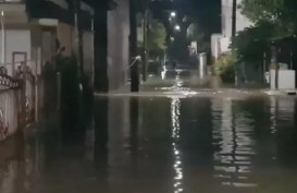 Sudin Gulkarmat Jatim Sedot Banjir di Cipinang Melayu