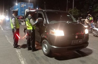 Polisi Ciduk Travel Gelap Angkut Pemudik di Jakarta Utara