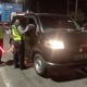 Polisi Ciduk Travel Gelap Angkut Pemudik di Jakarta Utara