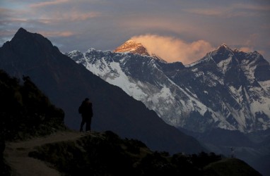 China Buka Kembali Jalur Pendakian ke Gunung Everest