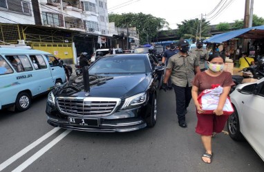 Keliling Jakarta, Jokowi Bagi-Bagi Sembako Sambil Pantau Situasi