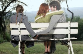 Perhatikan, 4 Tanda Pasangan Jatuh Cinta Dengan Orang lain