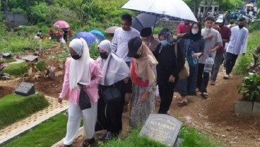 Penggali Kubur di Cikadut Tak Sempat Salat Idulfitri karena Makamkan Jenazah Covid-19