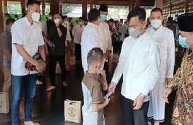 Wali Kota Gibran Bagi-Bagi Amplop Lebaran usai Salat Idulfitri