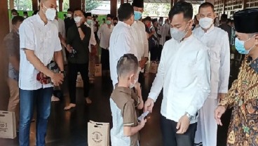 Wali Kota Gibran Bagi-Bagi Amplop Lebaran usai Salat Idulfitri