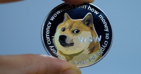 Dogecoin yang mengalami kenaikan harga, menggantikan Bitcoin yang sebelumnya telah mencetak kenaikan signifikan. (Bloomberg)