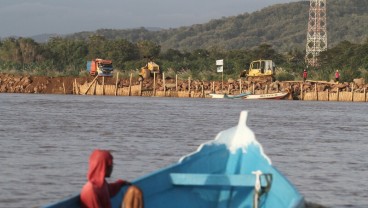 Sejumlah Wisatawan di Pantai Depok Mengabaikan Protokol Kesehatan