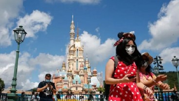 Disney World dan Taman Hiburan AS Bolehkan Turis Lepas Masker