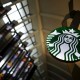 Sudah Divaksin, Starbucks dan Walmart di AS Izinkan Pengunjung Lepas Masker