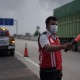 Petugas Tol Trans-Sumatra Beri Pelayanan Optimal kepada Pengguna Jalan