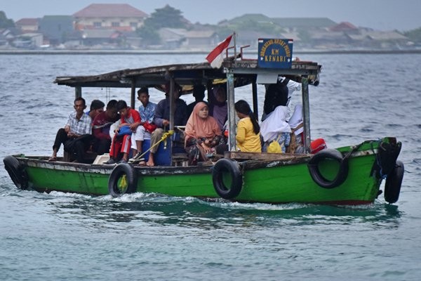 Penumpang naik kapal menuju Dermaga Pulau Pramuka, Kepulauan Seribu, Kamis (23/3)./Antara-Wahyu Putro A