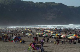 Foto-Foto Lautan Manusia di Pantai Parangtritis Yogyakarta