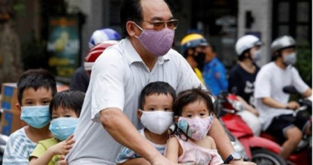 Dokumentasi - Seorang pria mengendarai sepeda membawa anak-anak  melewati sebuah jalan di tengah mewabahnya virus Corona (COVID-19), di Hanoi, Vietnam, Senin (27/7/2020)./Antara/Reuters-Kham