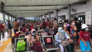 Larangan Mudik Berakhir, Warga Ramai-Ramai Pulang Kampung Naik Kereta Api 