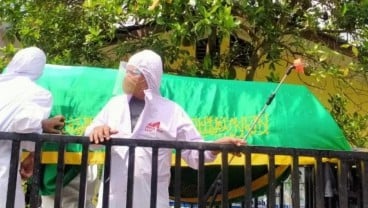 Unik! Petugas Sampaikan Bahaya Covid-19 Sambil Usung Keranda