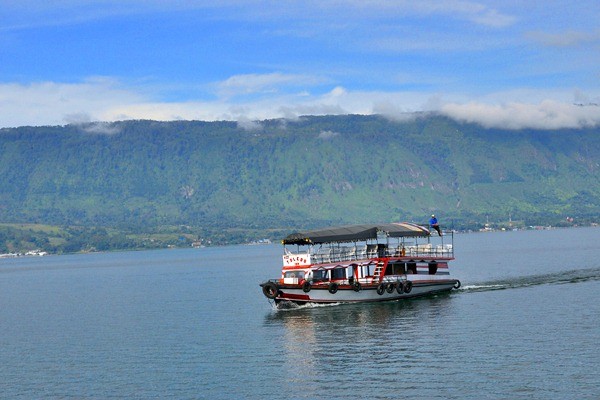Perahu motor melintasi perairan Danau Toba menuju Pulau Samosir, Sumatra Utara,./Antara/Anis Efizudin
