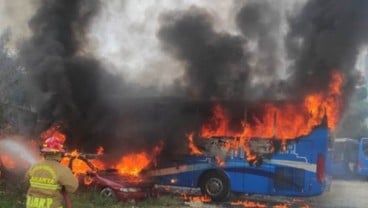 Satu Bus dan Dua Sedan Terbakar di Mampang Prapatan