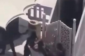 Pria Bawa Senjata Berupaya Serang Khatib di Masjidil…