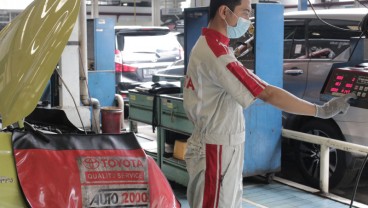 Menutup Kap Mesin Mobil Lebih Baik Ditekan atau Dibanting?