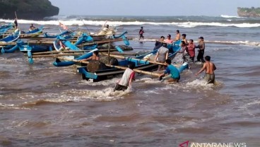 Nelayan Gunung Kidul Evakuasi Kapal Hindari Terjangan Ombak Besar