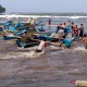 Nelayan Gunung Kidul Evakuasi Kapal Hindari Terjangan Ombak Besar