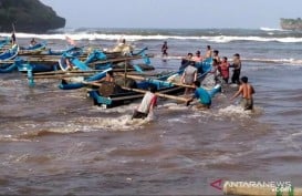 Nelayan Gunung Kidul Evakuasi Kapal Hindari Terjangan Ombak Besar