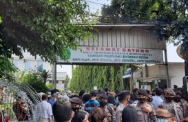 Polisi Amankan 21 Simpatisan Rizieq Shihab di PN Jakarta Timur