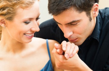 4 Cara Membuat Pria Menyatakan Cinta pada Anda 