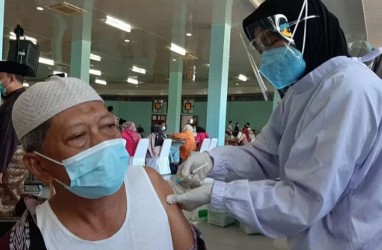Polda Kalteng Vaksinasi 2.000 Pedagang dan Lansia di Palangka Raya