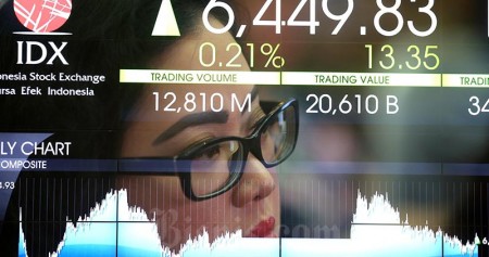 Karyawan berada di dekat monito pergerakan Indeks Harga Saham Gabungan (IHSG) di Bursa Efek Indonesia, Jakarta, Selasa (30/1). Bisnis/Nurul Hidayat