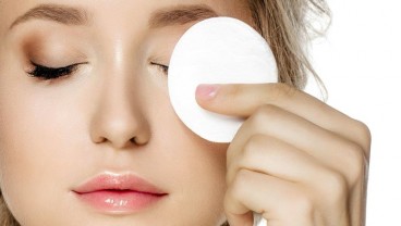 4 Kesalahan Hapus Makeup Ini Bisa Bikin Wajah Kusam