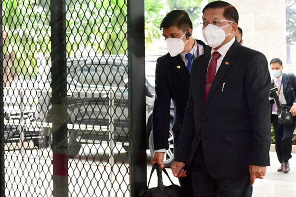 Panglima Militer Myanmar Jenderal Min Aung Hlaing (kanan) menghadiri KTT ASEAN di Gedung Sekretariat ASEAN Jakarta, Sabtu (24/4/2021). KTT ASEAN yang pertama kali dilakukan secara tatap muka saat pandemi COVID-19 tersebut salah satunya membahas tentang krisis Myanmar. ANTARA FOTO/HO/ Setpres-Muchlis Jr