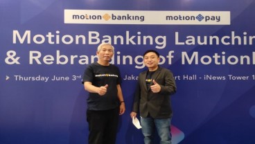 Kenakan Kaos MotionBanking, Lo Kheng Hong Foto Bareng COO MotionBanking