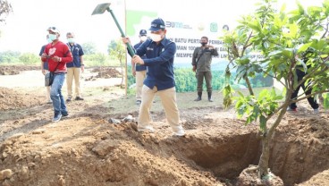 Pupuk Kujang Dorong Penghijauan Bantaran Sungai Citarum