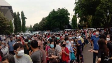 Foto Warga Berkerumun dan Berdesakan Antre Vaksinasi di Kompleks Pemprov Jateng 