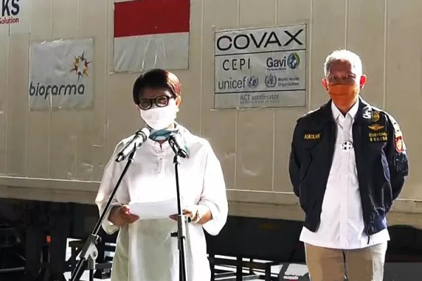 Menteri Luar Negeri Retno Marsudi memberikan keterangan pers secara virtual terkait ketibaan batch ketiga vaksin AstraZeneca dari Covax Facility, Kamis (10/6/2021). /ANTARA-Rangga Pandu Asmara Jingga