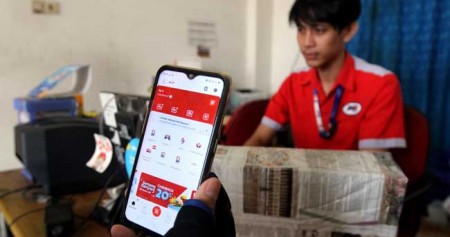 Pelanggan menggunakan aplikasi LinkAja di salah satu outlet JNE di Jakarta, Senin (10/2/2020). Bisnis/Arief Hermawan P