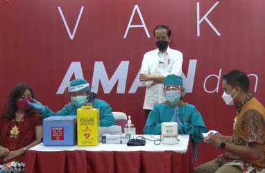 Libatkan TNI-Polri, Jokowi Ingin Target Vaksinasi 1 Juta Dosis Per Hari Tercapai