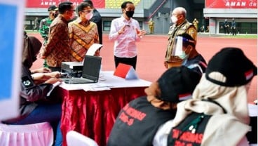 Jokowi Tinjau Vaksinasi di Bekasi, Wali Kota Targetkan 10 Ribu Orang Disuntik Sehari