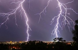BMKG: Waspada Hujan dan Petir di DKI pada Malam Hari Ini, 15 Juni 2021