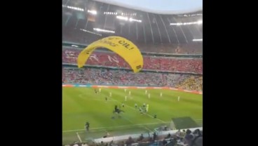 Video Aksi Protes Penerjun Payung Jelang Kick Off Prancis vs Jerman