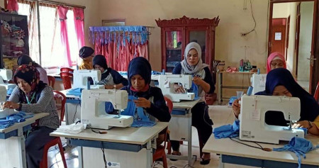 Penjahit memproduksi masker kain di Balai Latihan Kerja Kabupaten Ogan Komering Ilir (OKI), Sumsel. /istimewa