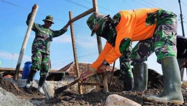 Personel TNI Manunggal Bangun Jalan Beton di Kampung Draham