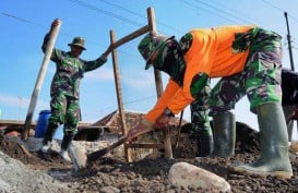 Personel TNI Manunggal Bangun Jalan Beton di Kampung Draham