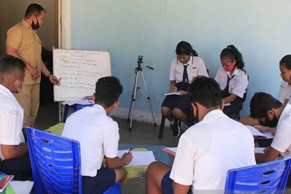 Seorang guru bahasa Inggris sedang mengajar saat dilaksanakannya sedang sekolah tatap muka di salah satu rumah warga di Kota Kupang, NTT Senin (10/08/2020)./Antara