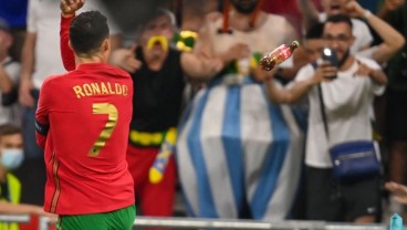 Cetak 2 Gol, Cristiano Ronaldo Juga 2 Kali Dilempari Botol Coca-Cola