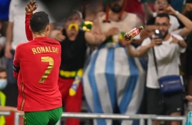 Cetak 2 Gol, Cristiano Ronaldo Juga 2 Kali Dilempari Botol Coca-Cola