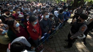 Foto-foto Ribuan Warga Mengikuti Vaksinasi Covid-19 di Denpasar