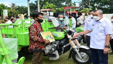 Pemprov Riau Bantu Alat Mesin Pertanian ke 12 Kabupaten Kota