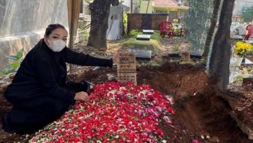 Meninggal Akibat Covid-19, Viral Tangan Misterius di Makam Jane Shalimar